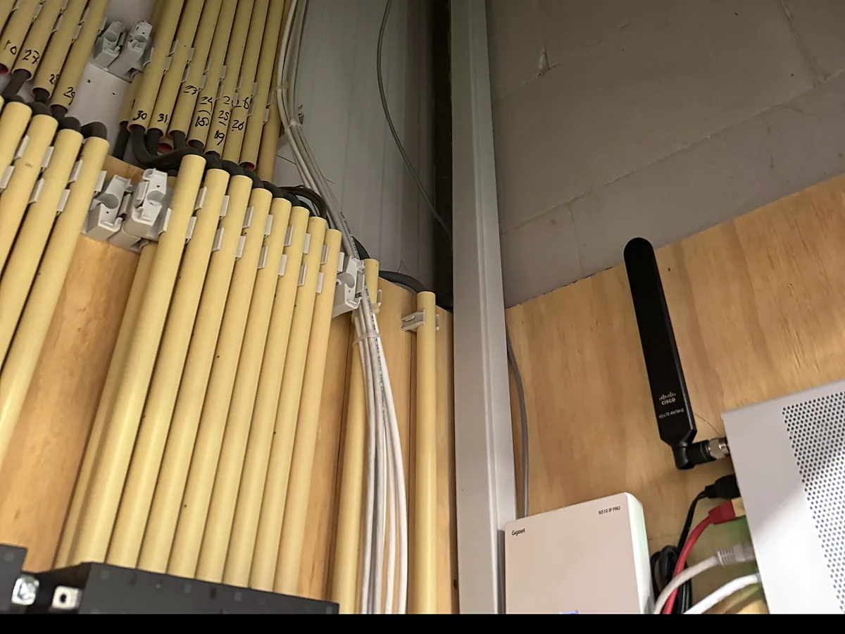 Genummerde en gebundelde installatiebuizen in een meterkast